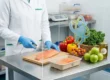 Técnico realizando análisis de seguridad alimentaria en verduras y hortalizas frescas