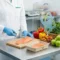 Técnico realizando análisis de seguridad alimentaria en verduras y hortalizas frescas