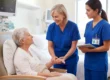 Enfermera acompañando a un paciente durante su recuperación en un entorno hospitalario confortable.