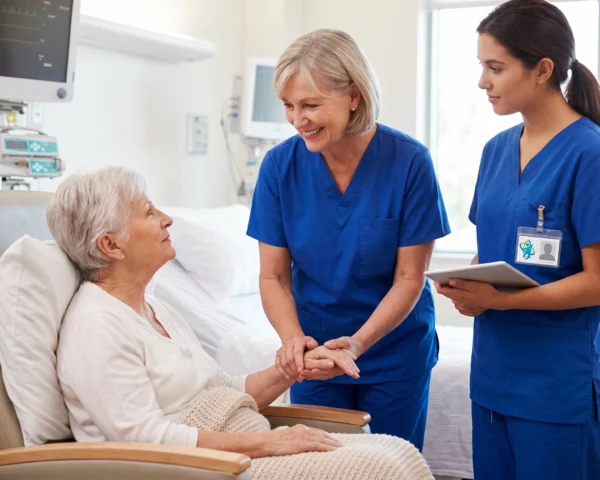 Enfermera acompañando a un paciente durante su recuperación en un entorno hospitalario confortable.